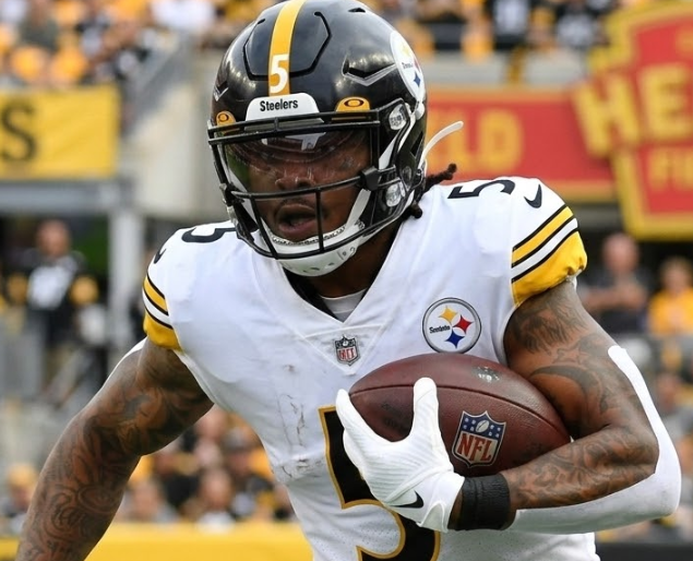 Pittsburgh Steelers strengthen their offensive firepower by signing NFC South champion  — sending a strong message about their return to the entire AFC