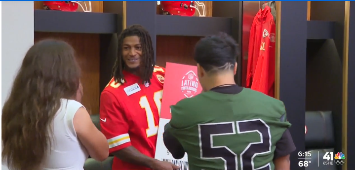 Chiefs star Isiah Pacheco gives two high school students a “life-changing” gift during an Arrowhead Stadium tour