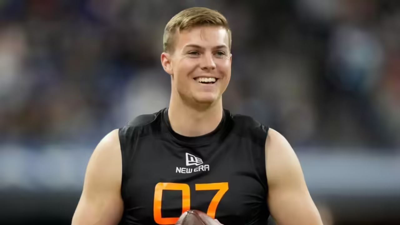 Pittsburgh, PA — Unverified reports circulating on social media claim Steelers rookie QB Will Howard declined to wear Pride-themed decals on his cleats and gloves before a divisional game, criticizing what he called a “woke agenda.”