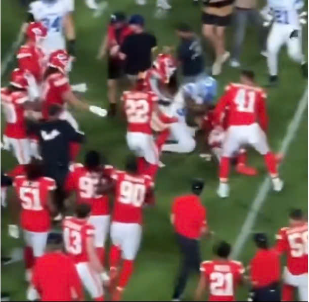 🔥 NFL IN CHAOS: Lions’ Brian Branch PUNCHES Chiefs WR JuJu Smith-Schuster in the Face After Game — Arrowhead Erupts in Outrage! 😱💥👇