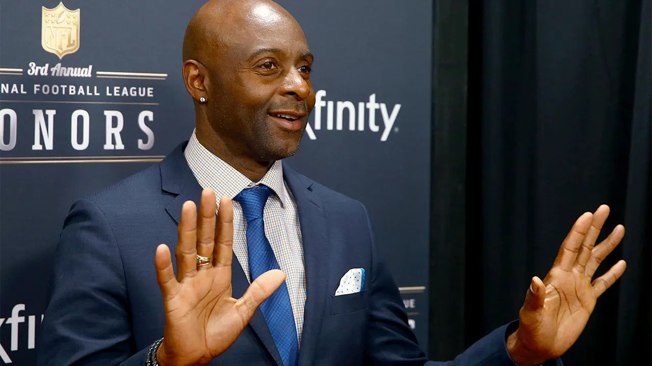 Eagles Fans Boo Jerry Rice, NFL Legend Responds With a Gesture That ...