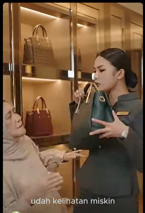 13IDPH “Sales Mengejek Nenek Berhijab di Butik Mahal—Detik Berikutnya, Satu Kartu VIP Membalikkan Segalanya!”