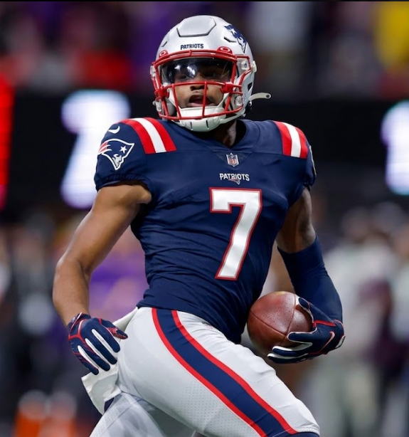Patriots Receive Trade Offers for Superstar WR with Over 2,941 Career Yards from the Broncos and Packers— Both Teams Have No First-Round Picks in This Draft — Patriots Community Expresses Disappointment Over the Depreciated Value of Their Superstar WR
