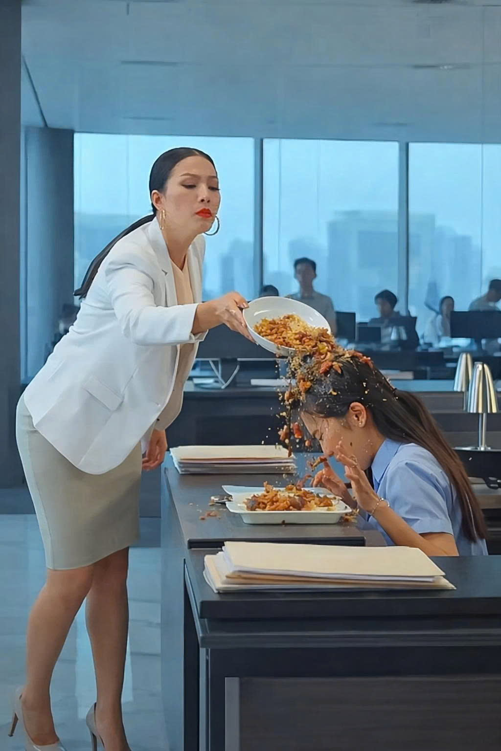55B Ibinuhos Niya ang Pagkain sa Ulo ng Intern, Ngunit Nanlumo ang Manager Nang Malamang Tagapagmana Pala Ito